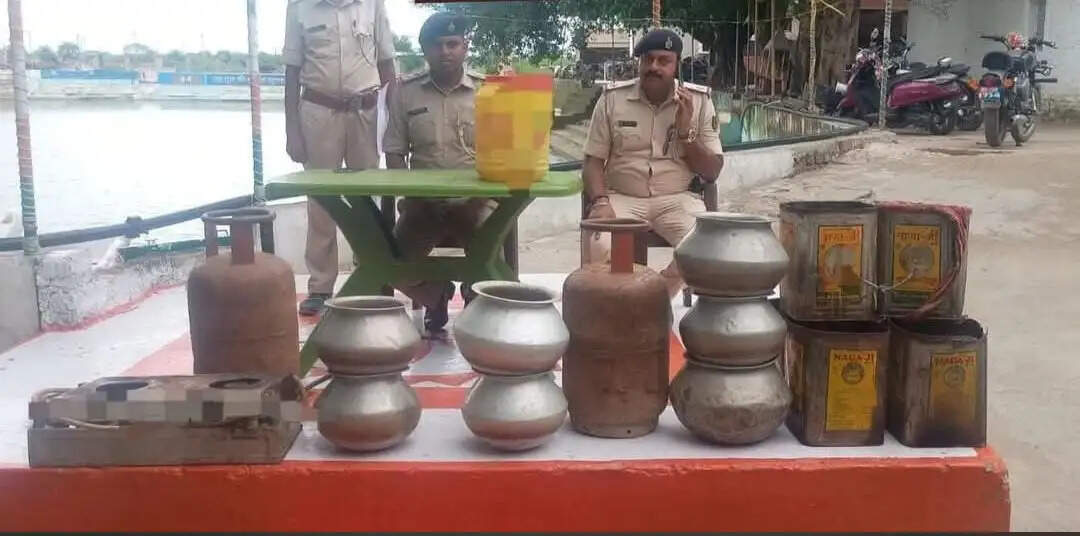 छापेमारी में 26 लीटर देसी शराब जब्त, कारोबारी गिरफ्तार