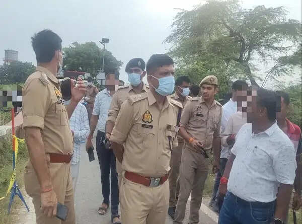 लखनऊ में झाड़ियों के किनारे एक लकड़ी के बक्शे में युवक की लाश मिली