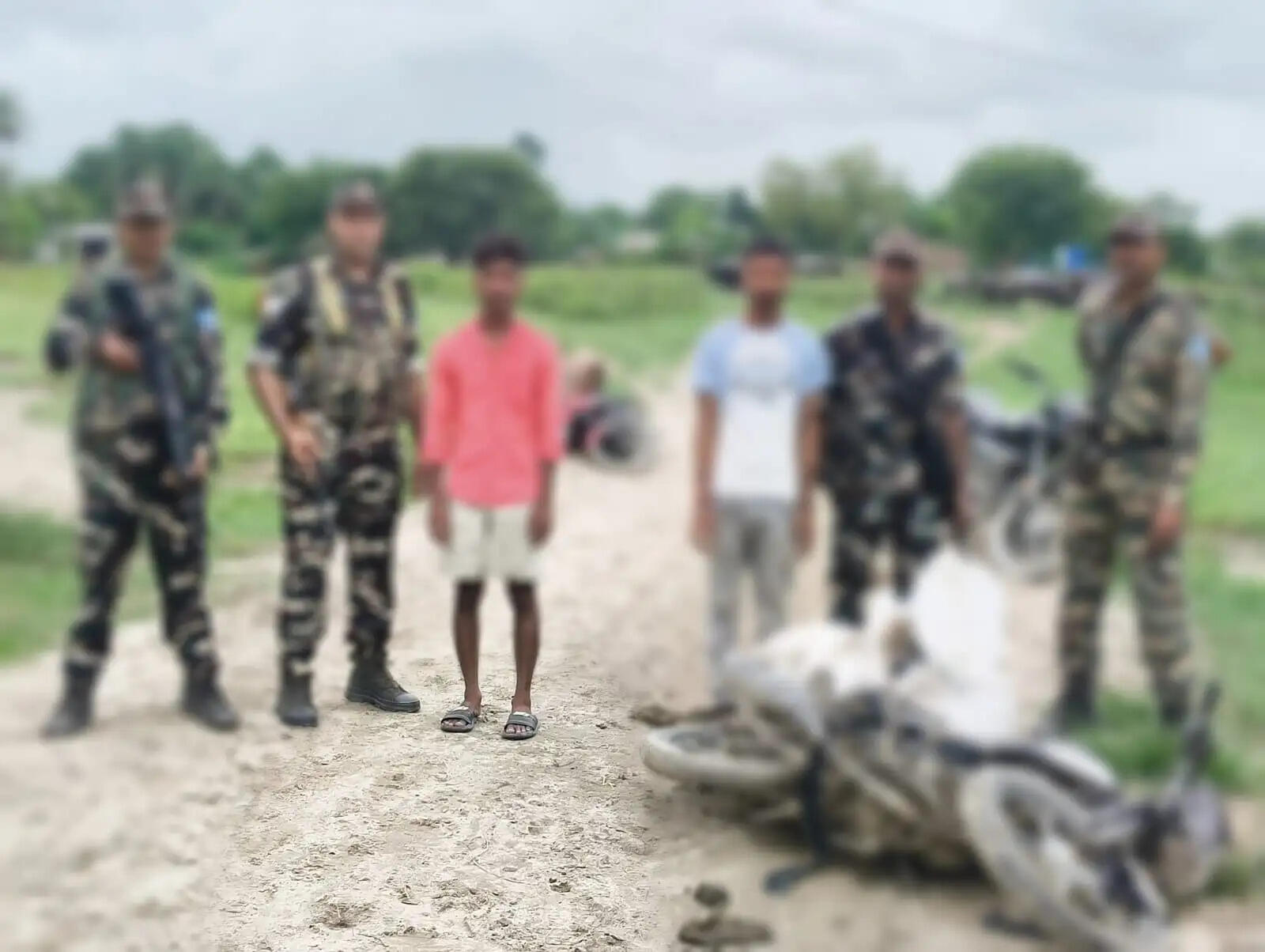121 लीटर शराब के साथ दो तस्कर गिरफ्तार,दो फरार,चार बाइक जब्त