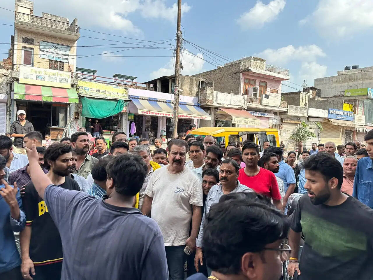 (अपडेट) घर-दुकान बचाने सड़क पर उतरे लोग: न्यू सांगानेर रोड पर जेडीए की डिमार्केशन का विरोध