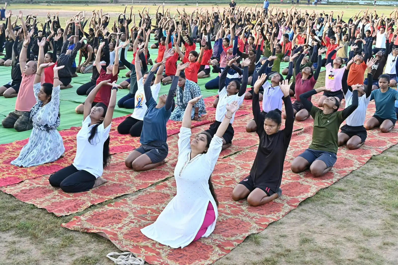 स्वस्थ शरीर और मन के लिए लोगों ने किया योग-ध्यान