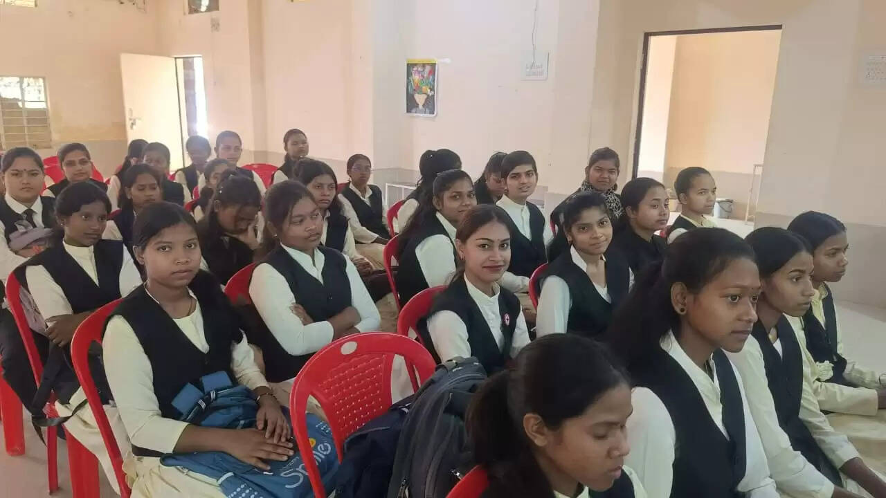 अंबिकापुर : किशोरियों के जैविक स्वास्थ्य और सुरक्षा पर साई कॉलेज में विशेष जागरूकता सत्र