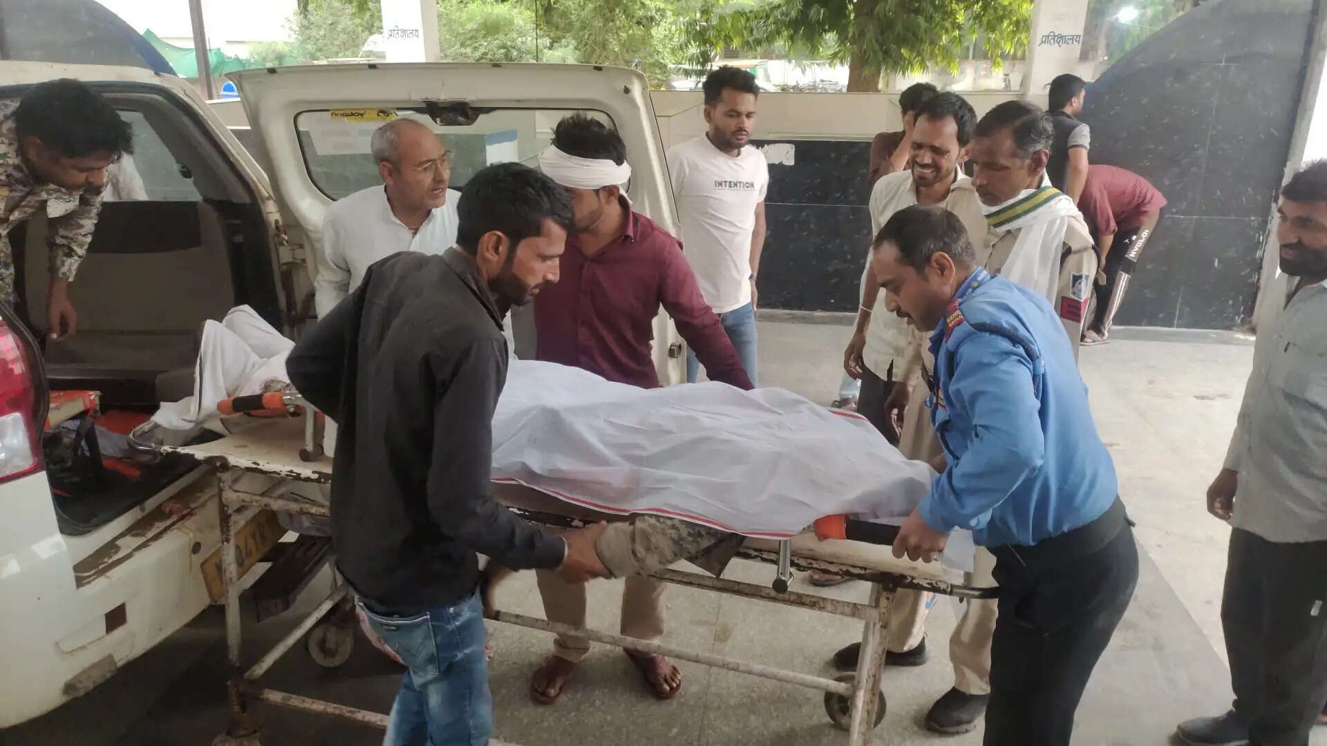 मुरैना: राष्ट्रीय चंबल घडिय़ाल अभ्यारण में रेत से भरी ट्रैक्टर-ट्रॉली रोकने पर रेत माफिया ने ली वनकर्मी की जान