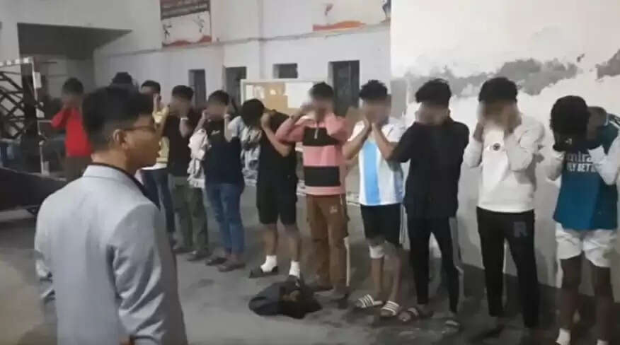 बांग्लादेश में डक्सू नेता का वीडियो वायरल, नाबालिग लड़कों से कराई उठक-बैठक