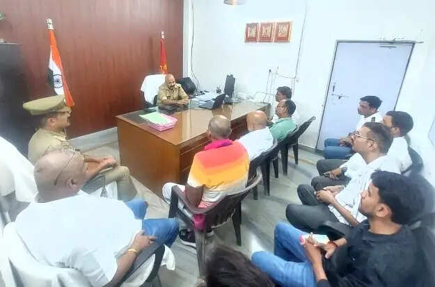 वाराणसी आने वाले पर्यटक की सुरक्षा व्यवस्था को लेकर अपर पुलिस उपायुक्त ने की गोष्ठी