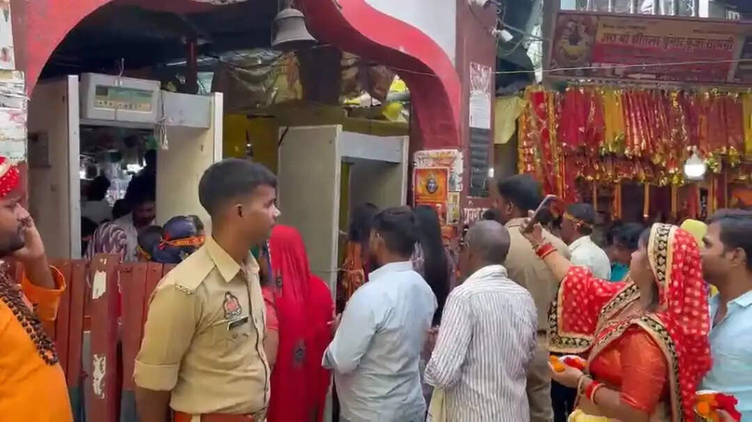 नवरात्र में मां शीतला चौकियां धाम में उमड़े श्रद्धालु, दर्शन-पूजन के लिए लगी लंबी कतारें