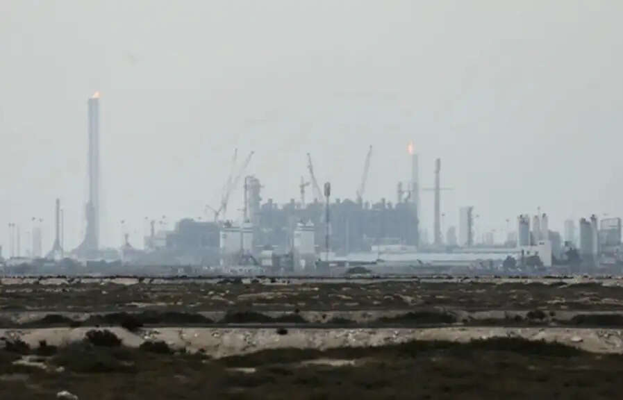 ईरान का कतर में दुनिया के सबसे बड़े लिक्विफाइड नेचुरल गैस निर्यात टर्मिनल पर हमला