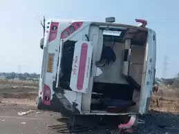 धार के राजगढ़ में फोरलेन पर यात्री बस पलटी, बड़ा हादसा टला