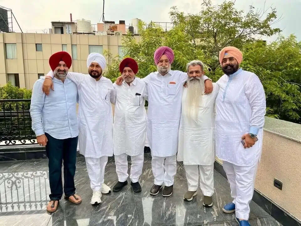 पंजाब कांग्रेस में घमासान तेज, पूर्व सीएम चन्नी ने बैठक में किया शक्ति प्रदर्शन