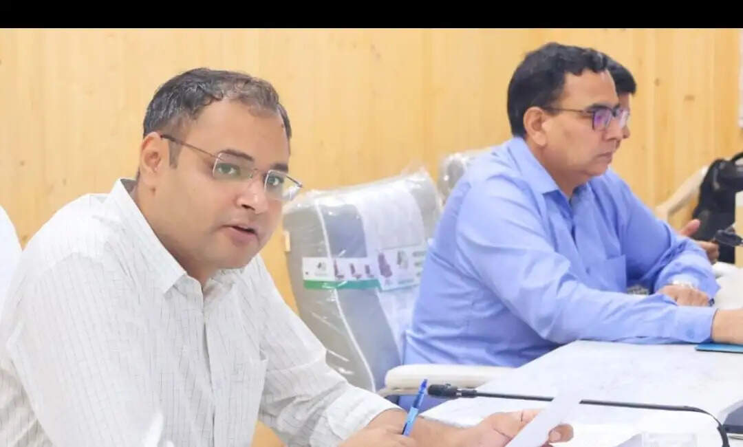 मुख्यमंत्री हेल्पलाइन पर लापरवाही बर्दाश्त नहीं होगी : जिलाधिकारी