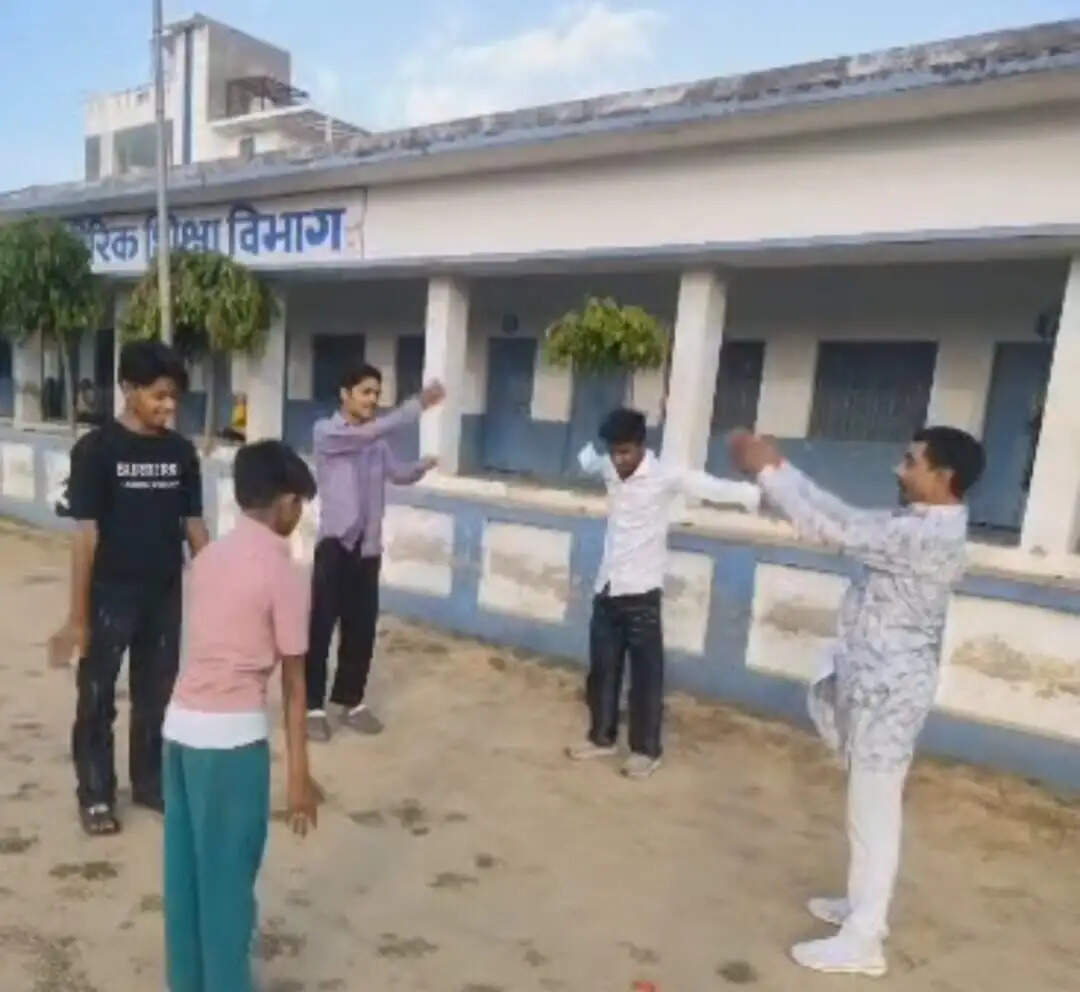 तिलक स्टेडियम में बुजुर्ग और युवाओं को मिला योग प्रशिक्षण
