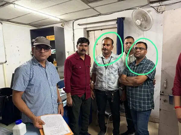 लोकायुक्त टीम की&nbsp;कार्रवाई,&nbsp;भोपाल में&nbsp;बिजली मीटर के नाम पर 20 हजार मांगे, 15 हजार लेते एई-जेई गिरफ्तार