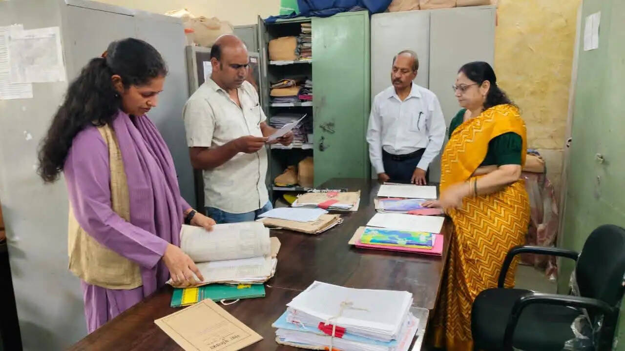 सागरः कलेक्टर ने किया सीएमएचओ कार्यालय का औचक निरीक्षण, 42 में से 21 कर्मचारी मिले गायब