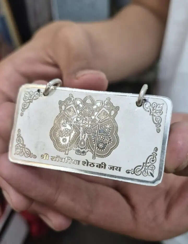12वीं में स्कूल टॉपर बने चिन्मय ने सांवलियाजी को भेंट की चांदी की किताब