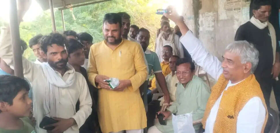 हमीरपुर : सड़क की बदहाली पर पूर्व सांसद ने प्रशासन को घेरा