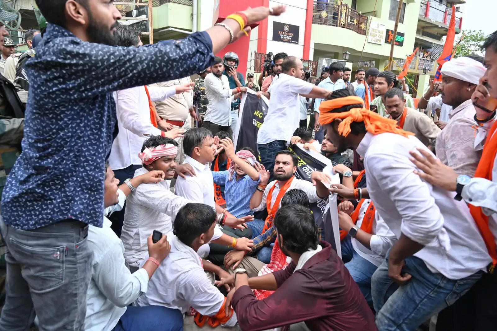 एबीवीपी ने जेपीएससी-जेएसएससी परीक्षाओं में अनियमितताओं के विरोध में मुख्यमंत्री आवास का किया घेराव