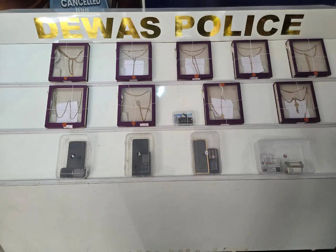 देवास: अंतरराज्यीय चेन स्नैचिंग गिरोह का भंडाफोड़, ट्रेन चोरी का शातिर आरोपित भी गिरफ्तार