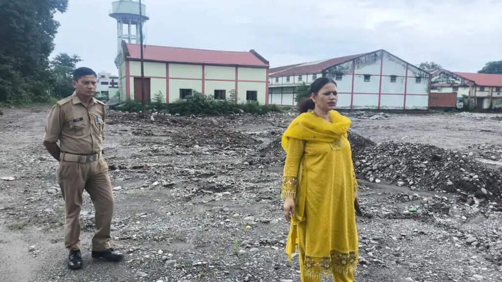 सोयाबीन फैक्ट्री हल्दूचौड़ में ध्वस्तीकरण पर प्रशासन सख्त, एसडीएम ने मारा औचक छापा