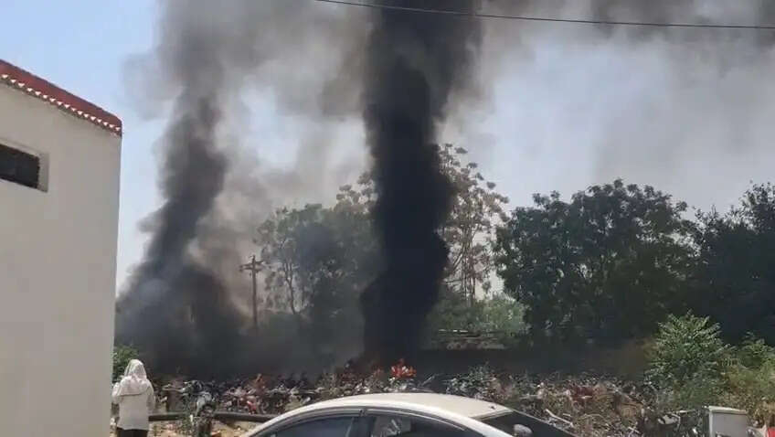 हाईटेंशन लाइन से खुशखेड़ा थाना परिसर में आग का तांडव, जप्त वाहन जलकर हुए राख