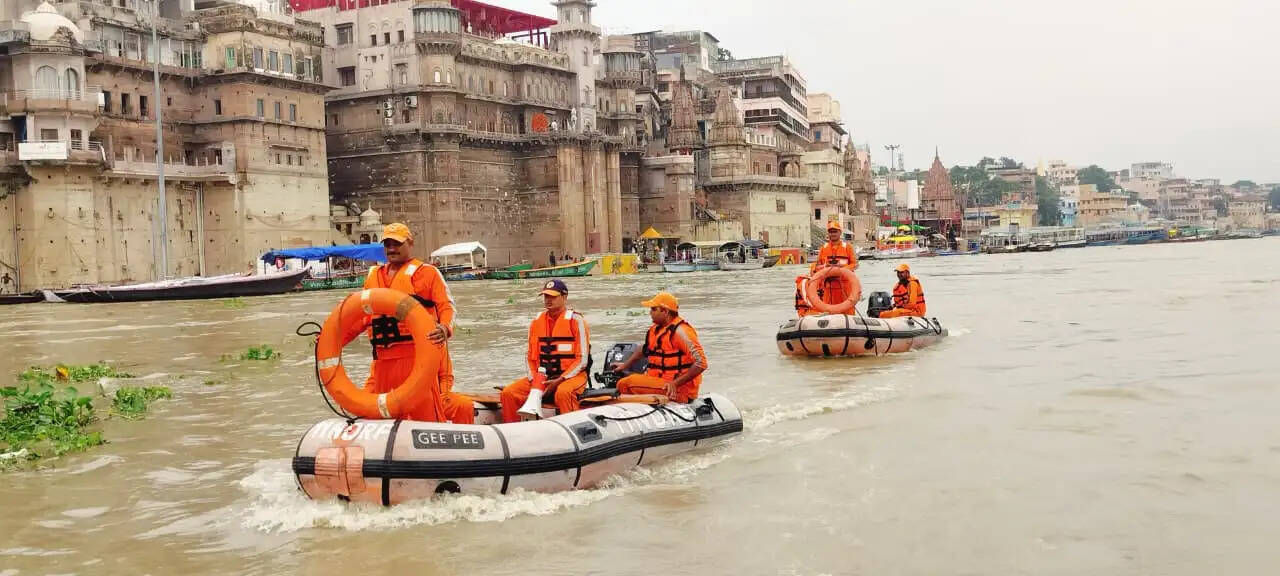 (अपडेट) वाराणसी गंगा नदी में फिर उफान, 11वीं एनडीआरएफ बोट पेट्रोलिंग और त्वरित प्रतिक्रिया के लिए टीमें तैयार