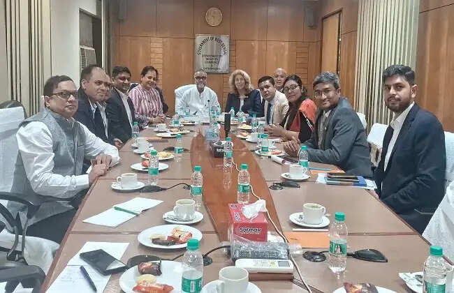 नीदरलैंड्स के राजदूत और उद्योगपतियों के साथ मंत्री तापस रॉय की बैठक, राज्य में निवेश के लिए सात कंपनियों ने जताई इच्छा