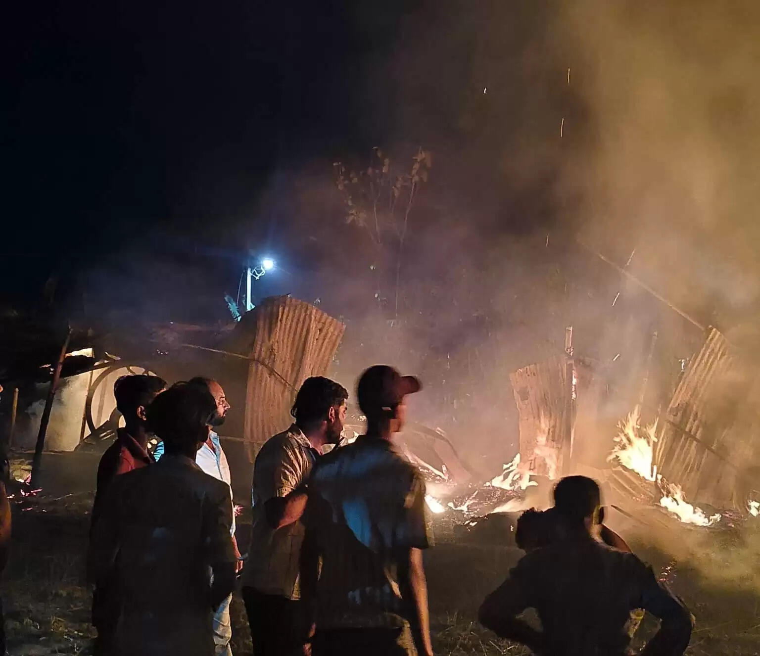 बेतिया मे तीन घर जलकर राख