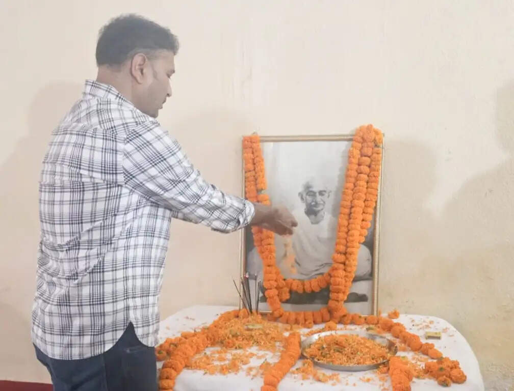 गांधी जयंती पर सुदेश महतो ने दी श्रद्धांजलि, सत्य-अहिंसा के मार्ग पर चलने का संकल्प