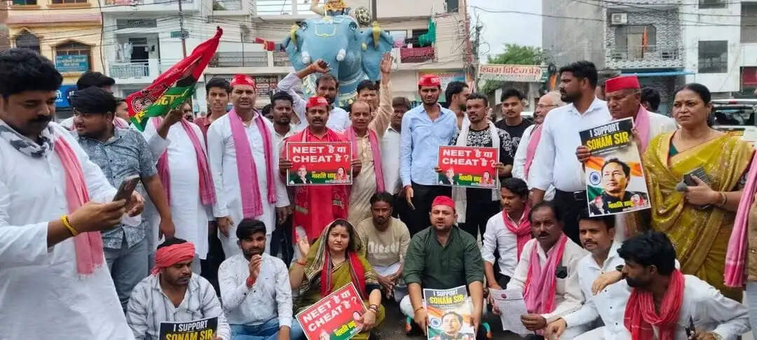 जंतर मंतर पर हुई लाठी चार्ज की घटना पर सपा ने आल्हा चौक पर किया धरना प्रदर्शन