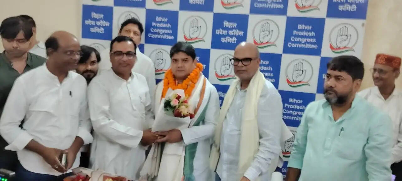 डॉ. अजय कुमार पासवान ने संभाला बिहार कांग्रेस मीडिया एवं प्रचार विभाग के अध्यक्ष का पदभार