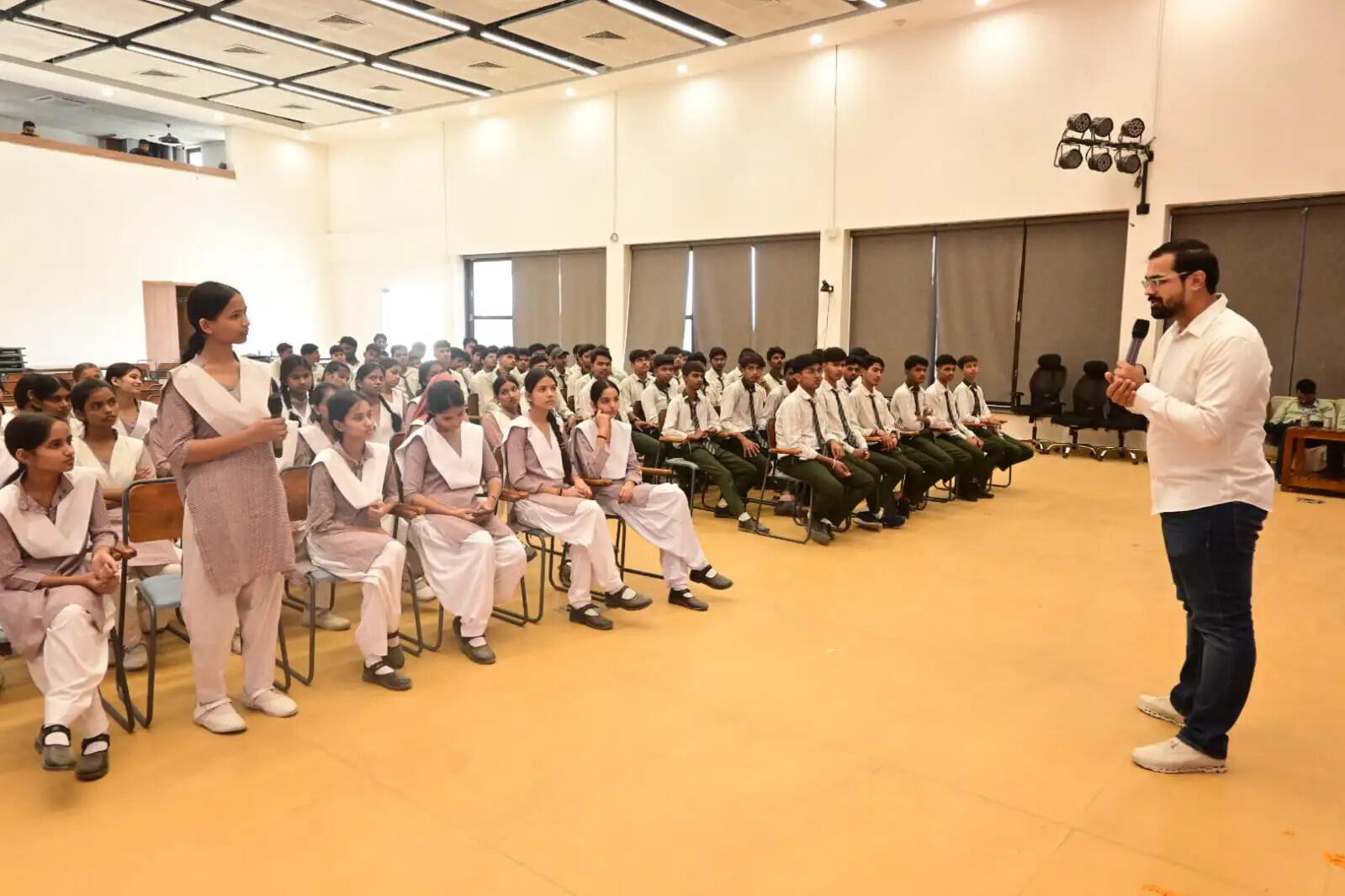 देवरिया में छात्रों काे एआई की गयी जानकारी