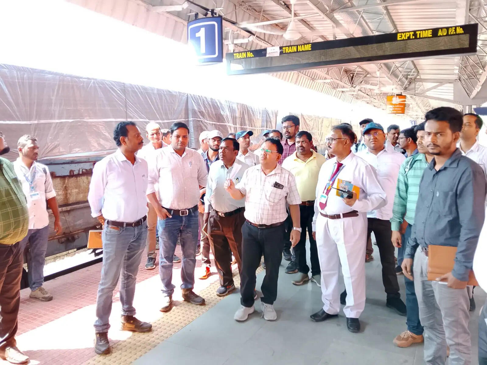 खड़गपुर मंडल के एडीआरएम ने किया स्टेशन निरीक्षण