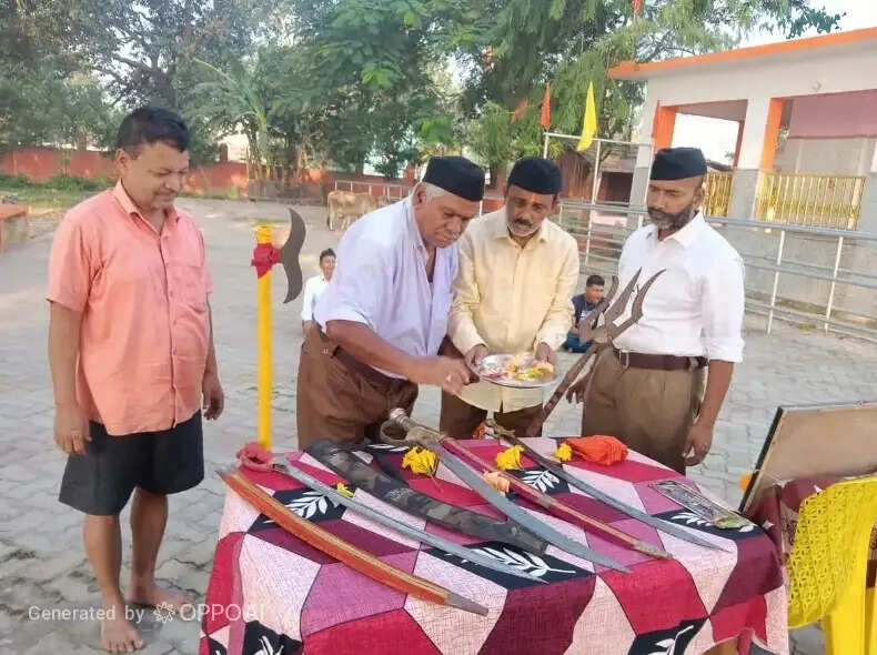 विजयदशमी पर आरएसएस ने किया शस्त्र पूजन, पौधरोपण कर दिया पर्यावरण संरक्षण का संदेश