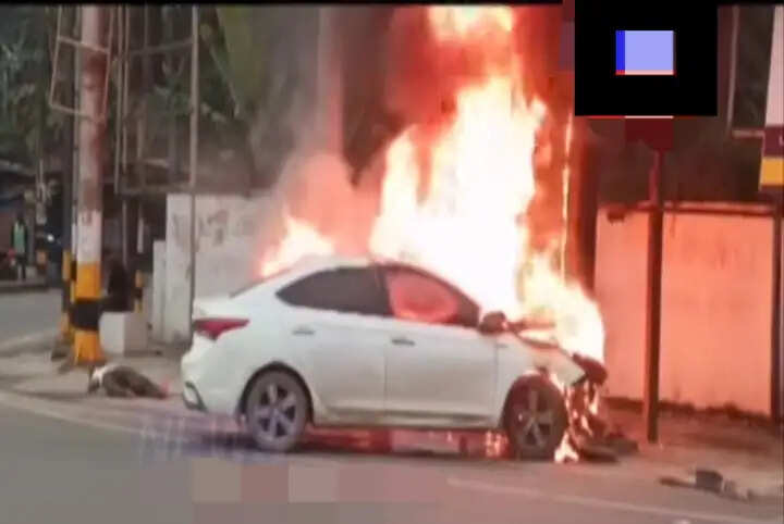 गोलाघाट में सड़क पर जल उठा लग्जरी वाहन, तीन युवक बाल-बाल बचे