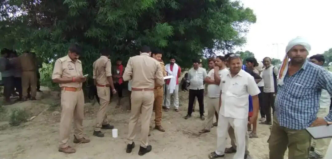 खेत में मिला बस हेल्पर का शव, हत्या की आशंका से सनसनी