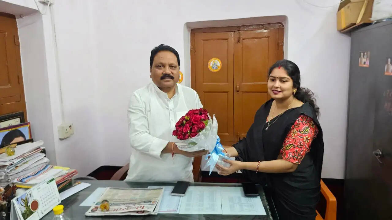 जोगबनी मुख्य पार्षद ने सांसद प्रदीप सिंह से भेंटकर जनहित के मुद्दे पर की चर्चा