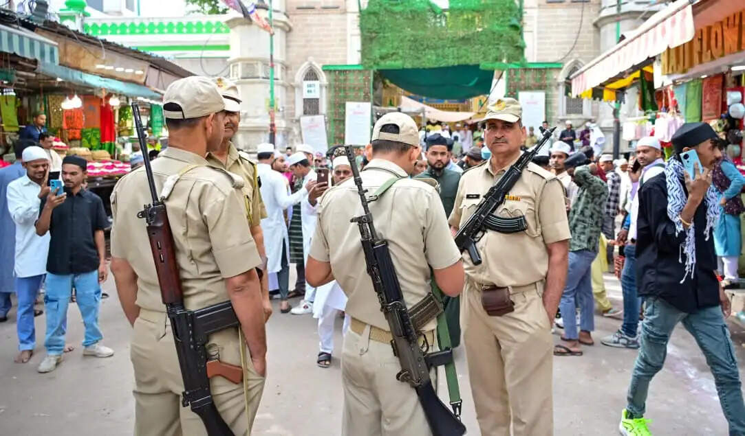 शिया समुदाय को ईद पर रहा गम, काली पट्टी बांध कर की नमाज अदा