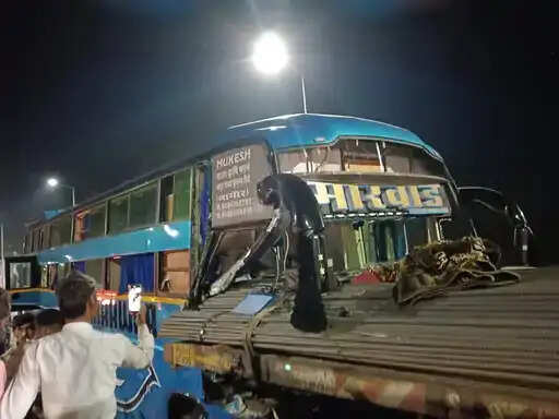 हाईवे पर खड़े ट्रेलर में घुसी स्लीपर बस, ड्राइवर समेत महिला यात्री की मौत-16 घायल