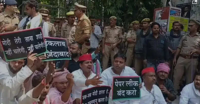 विपक्ष का विरोध : लखनऊ समेत प्रदेश के कई शहरों में प्रदर्शन, हिरासत में लिए गए सपा—कांग्रेस कार्यकर्ता