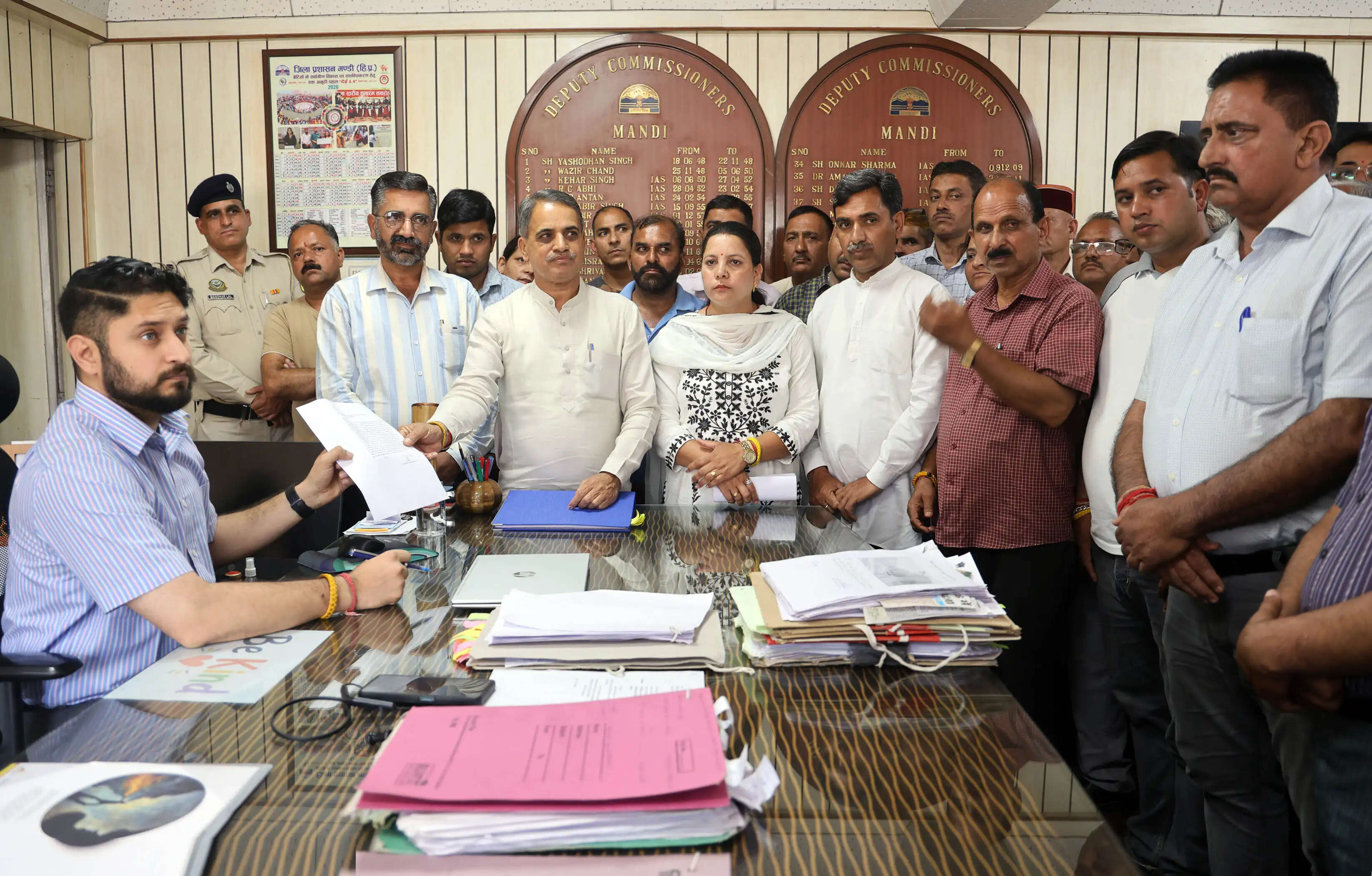 मंडी के जिला परिषद थौना वार्ड-29 की मतगणना में गड़बड़ी के आरोप, निष्पक्ष जांच की उठाई मांग