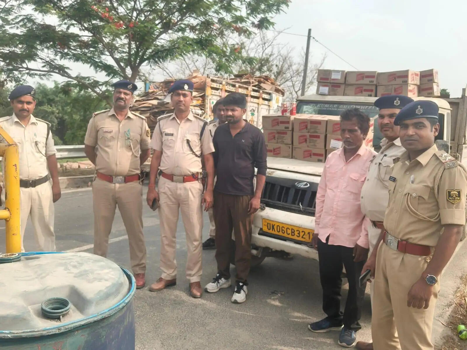 604.8 लीटर अंग्रेजी शराब के साथ दो गिरफ्तार