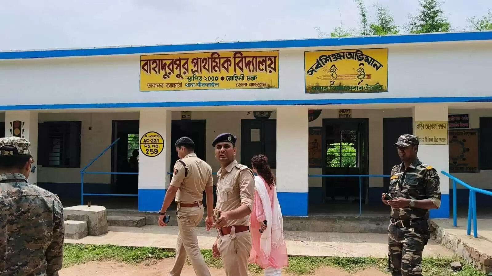 मतदाताओं का भरोसा बढ़ाने मैदान में उतरा झाड़ग्राम जिला प्रशासन