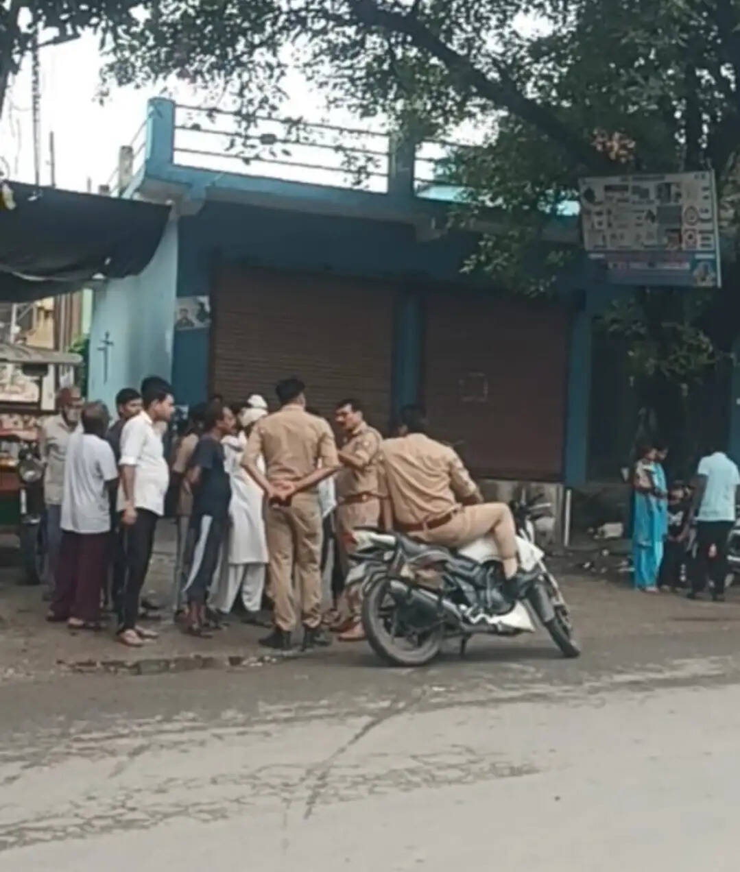 बिजनौर : शिव मंदिर के पास कार सवार युवको में फायरिंग, जांच में जुटी पुलिस