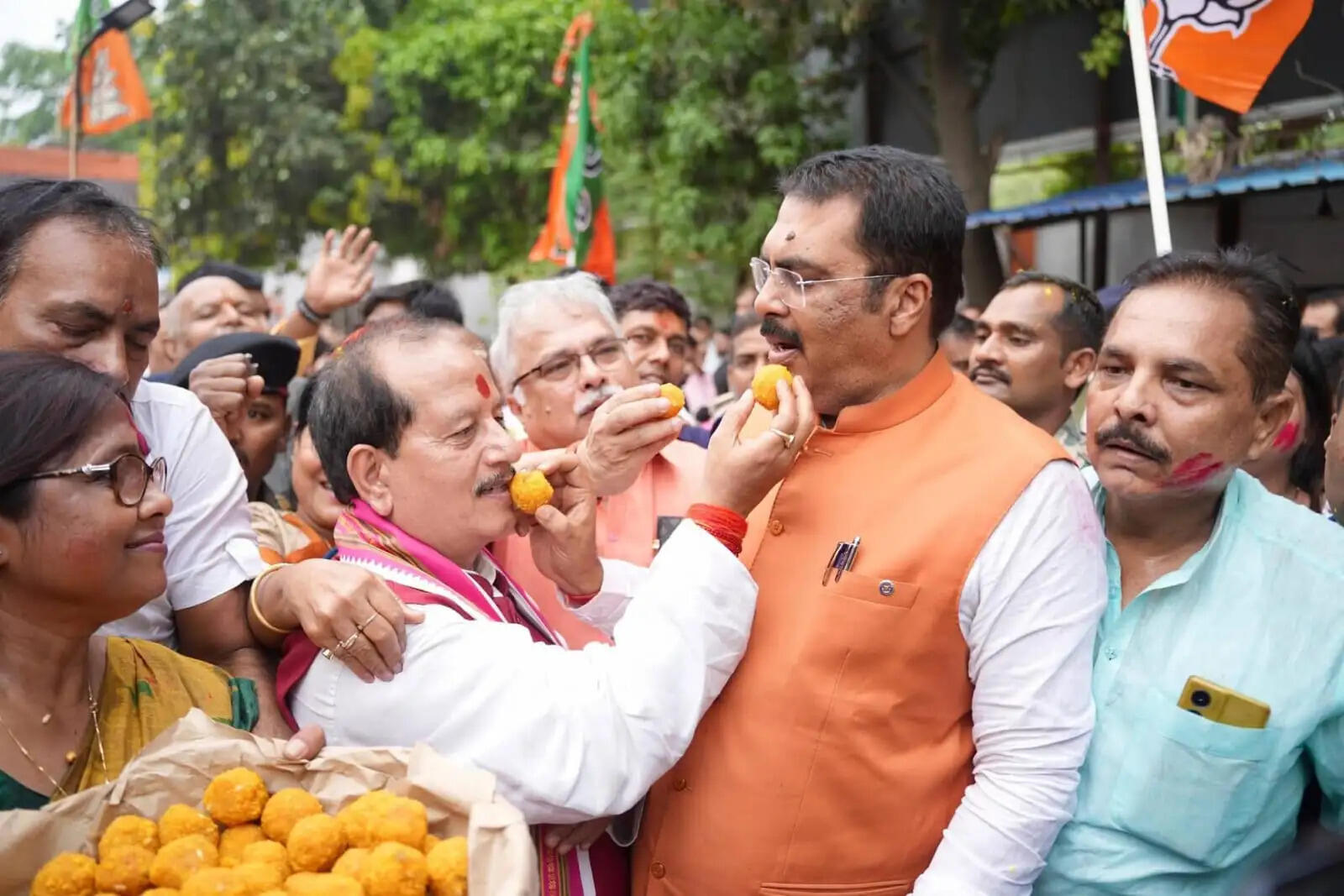 पश्चिम बंगाल, असम और पुडुचेरी विधानसभा जीत पर बंटी मिठाई और झालमुड़ी