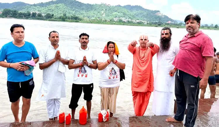 शहजाद से शंकर, रजिया से सावित्री बने दंपति ने उठाई कांवड़