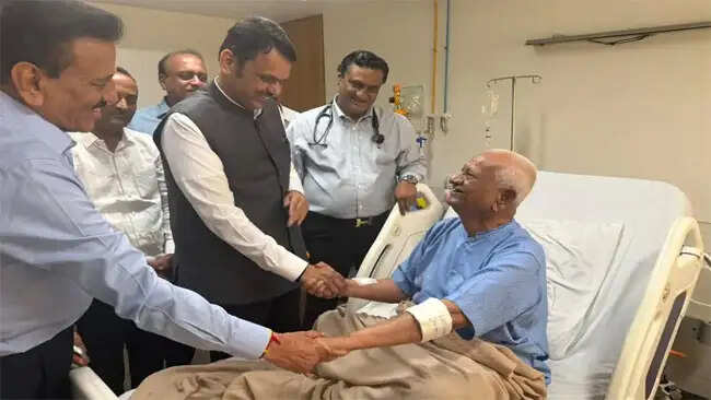 बॉम्बे अस्पताल में भर्ती अन्ना हजारे से मिले सीएम फडणवीस, बोले- आप सौ साल जिएं
