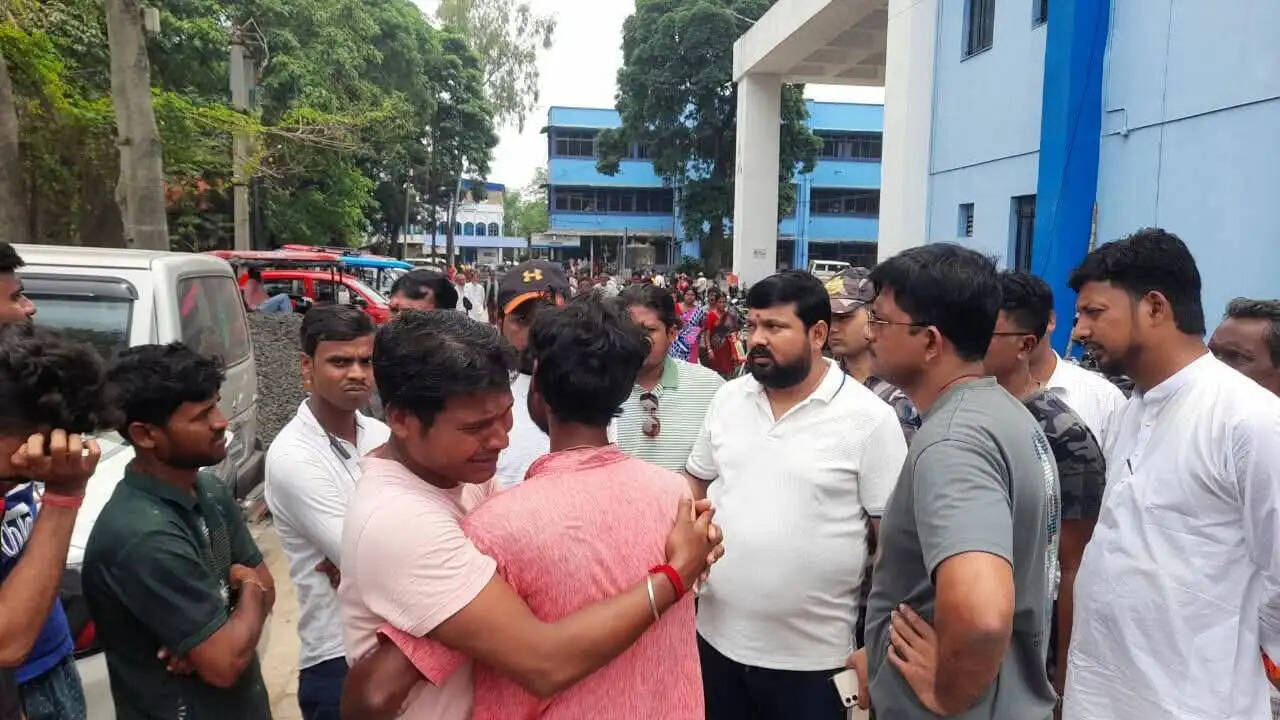तारकेश्वर : सड़क दुर्घटना में युवक की मौत, दो घायल
