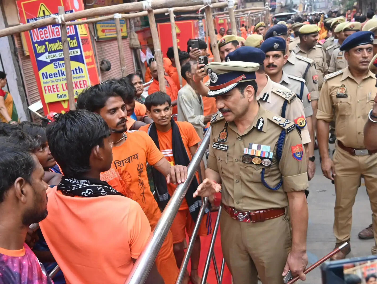 सावन के पहले सोमवार पर हाई अलर्ट : पुलिस कमिश्नर ने कांवड़ियों से मिलकर परखी सुरक्षा व्यवस्था