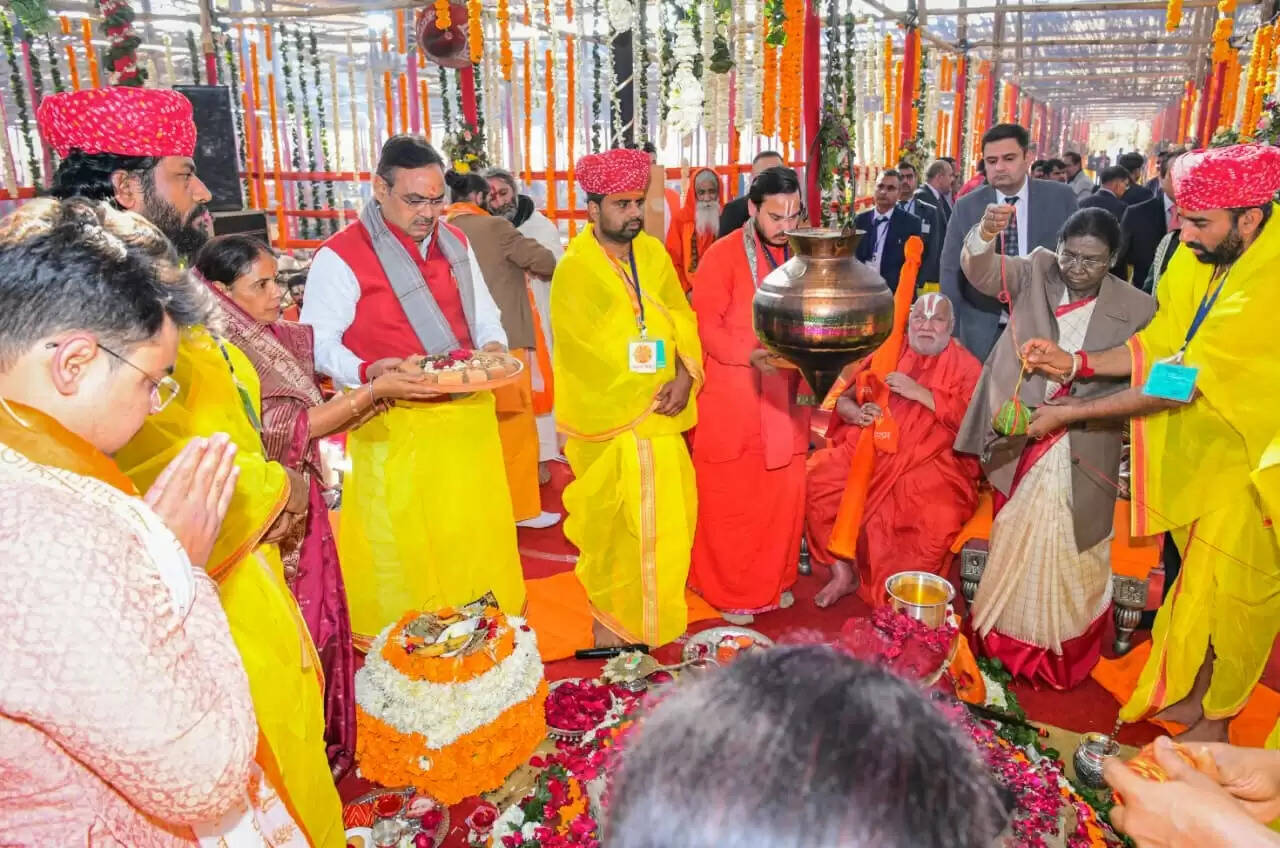 राष्ट्रपति द्रौपदी मुर्मु 1008 कुण्डीय हनुमान महायज्ञ में हुई शामिल