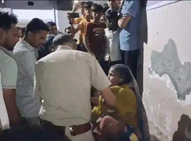पानीपत : महादेव कॉलोनी में बच्चा चुराते हुए महिला को दबोचा