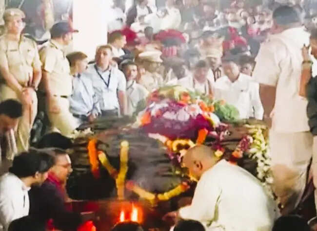 नाना पाटेकर को शासकीय सम्मान के साथ अंतिम विदाई